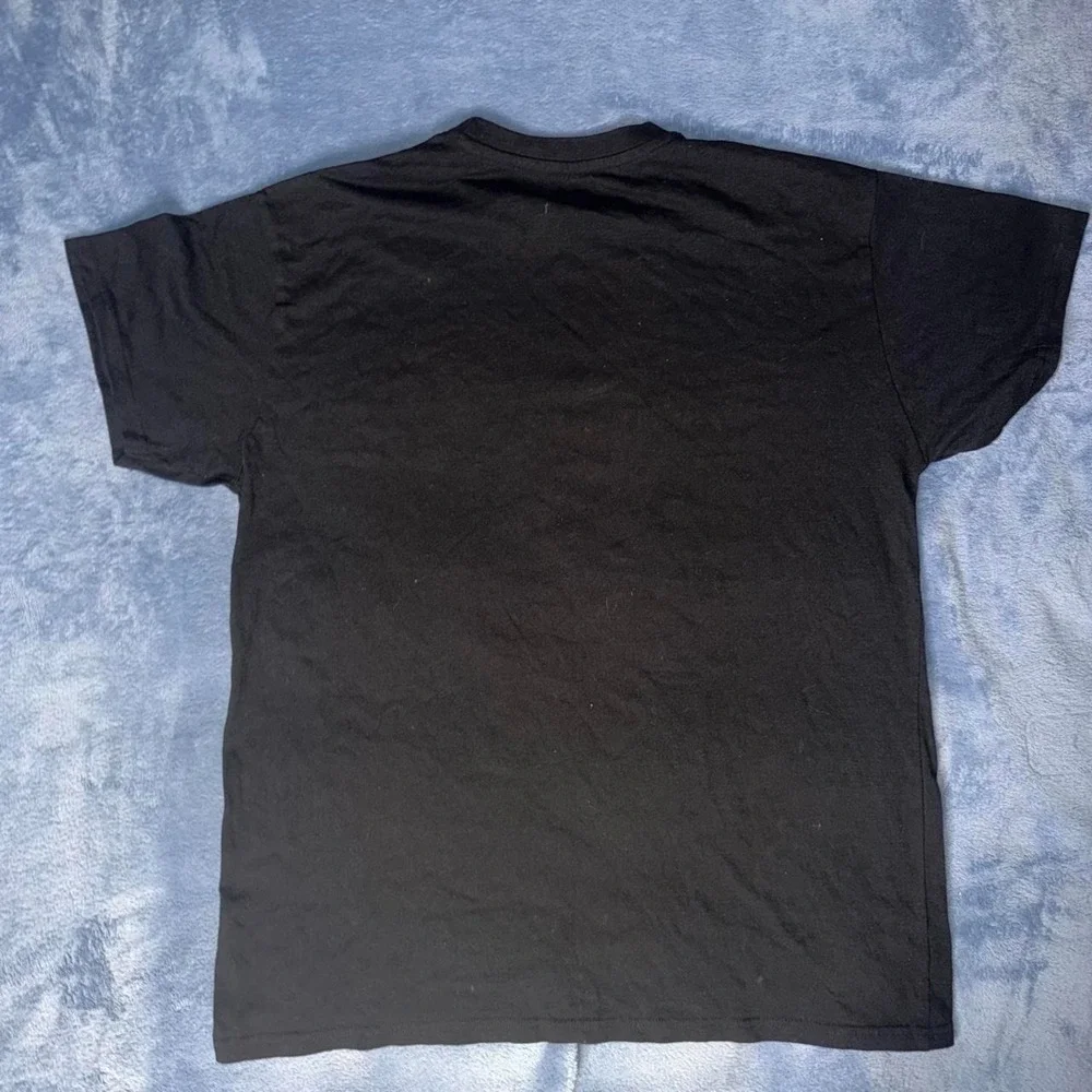 Black Briscoe tee with red outline of Mona Lisa